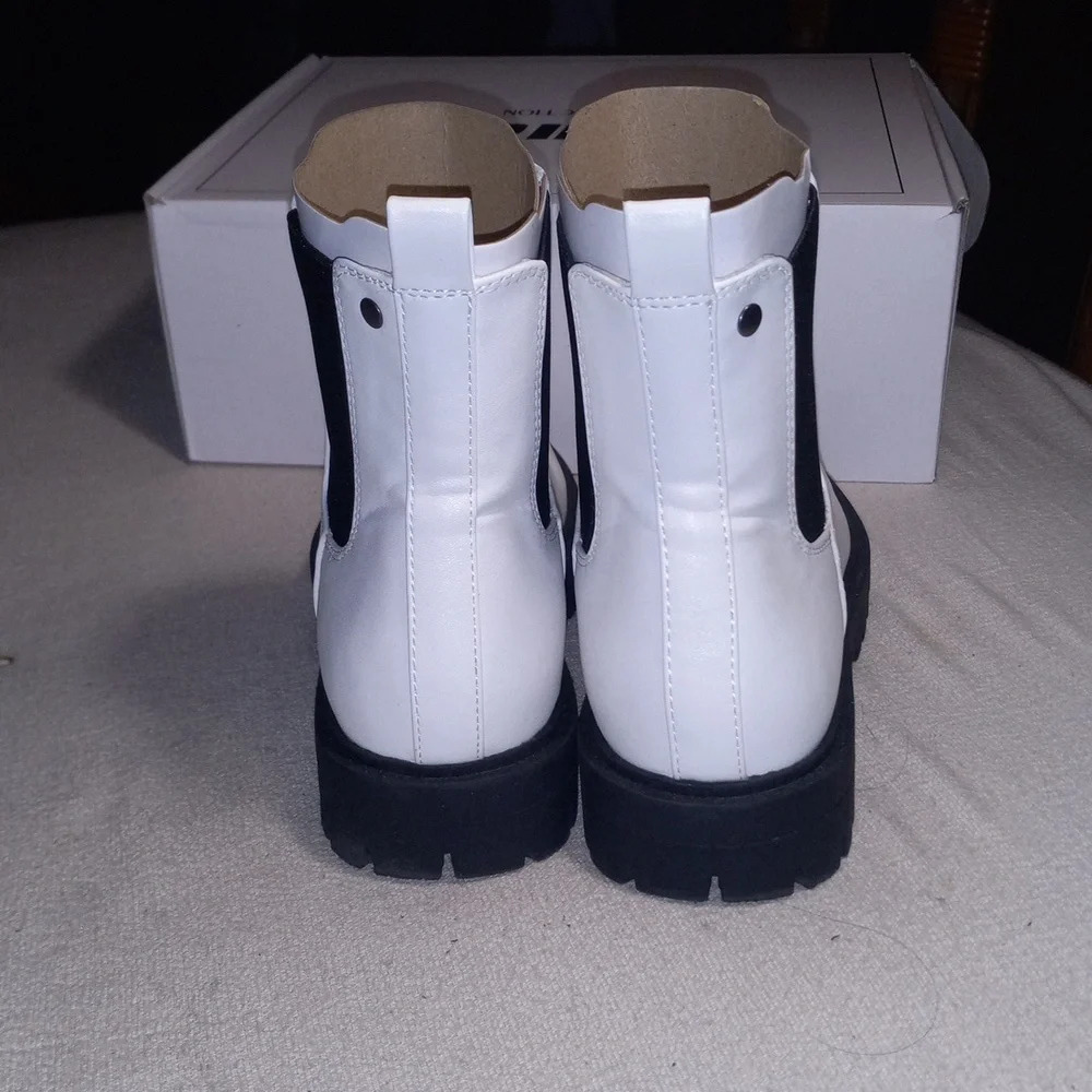 7W white Chealse style boots - Picture 4 of 9